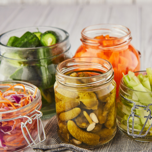 Eingelegtes Gemüse in Glasbehältern